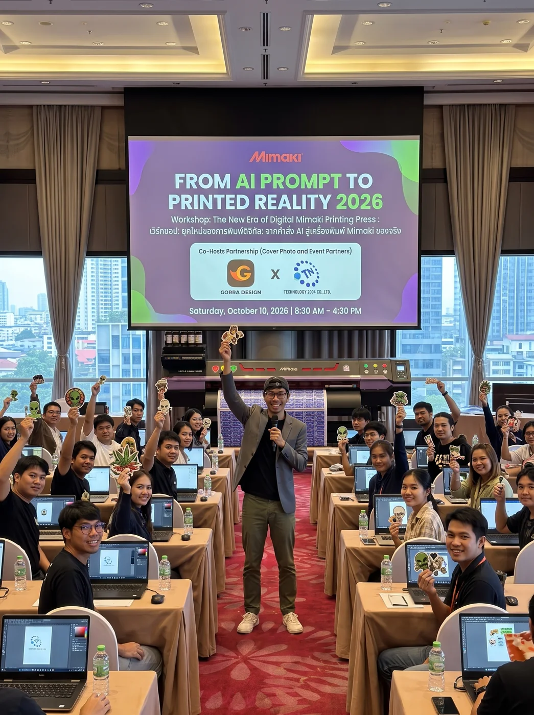 ภาพจำลองบรรยากาศเวิร์กช็อป ผู้เรียนถือผลงานร่วมกับกอร่า